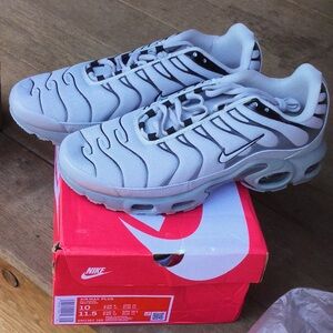Nike air max’s plus shoes athletic shoes travel vacay back to school